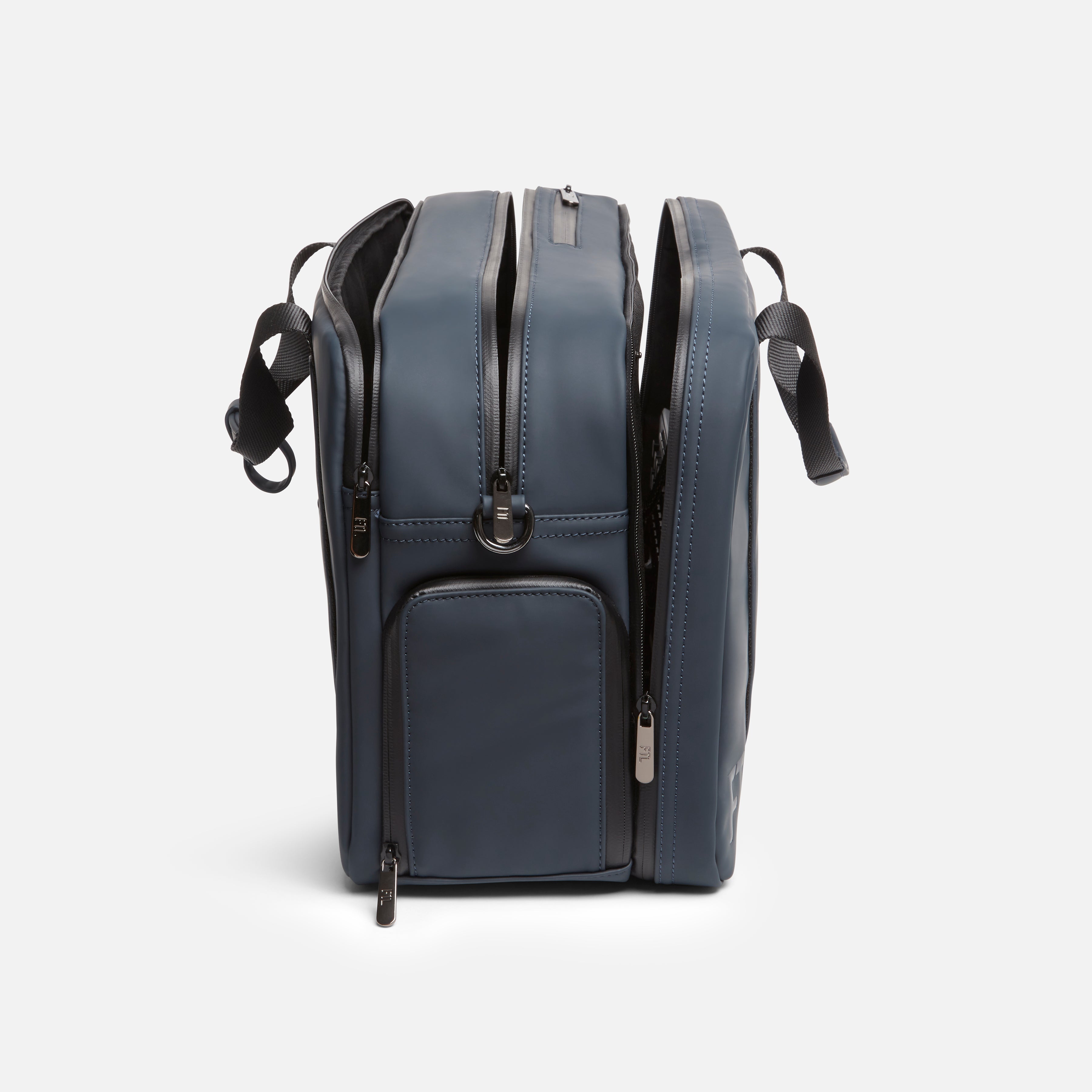 Men's travel duffel bag with dual-zip compartments and side pocket for organized packing and accessibility.
Abbot Green,Kenmare Black,Essex Blue, Stone Grey