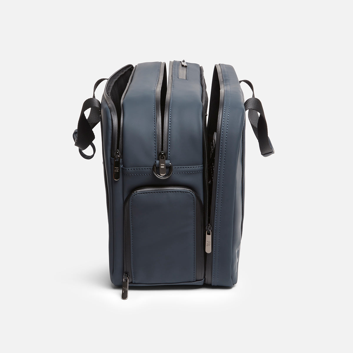 Men's travel duffel bag with dual-zip compartments and side pocket for organized packing and accessibility.
Abbot Green,Kenmare Black,Essex Blue, Stone Grey